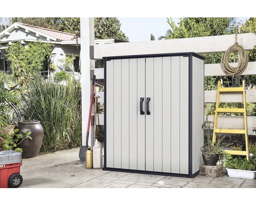 Gartenszene mit einem Geräteschrank zur Aufbewahrung von Gartengeräten und Zubehör