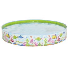 Rundes Kinderplanschbecken mit Fischmotiven und Wasser gefüllt