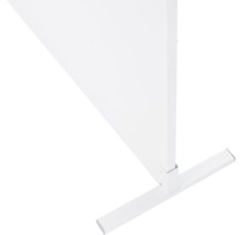 Vue détaillée d''un séparateur de pièce blanc avec pied