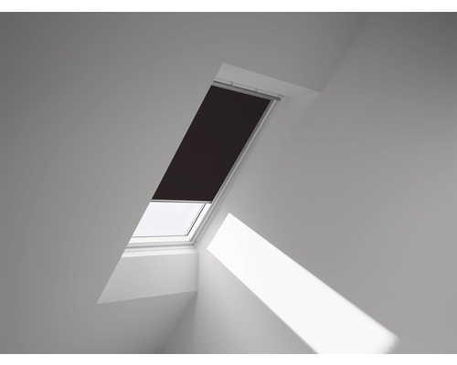 Fenêtre de toit avec store occultant dans une pièce lumineuse