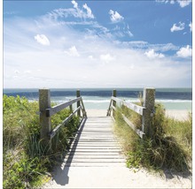 Holzsteg zum Strand mit Meerblick