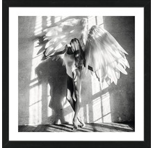 Photo noir et blanc encadrée d''une femme avec des ailes