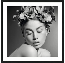Photographie en noir et blanc d''une femme avec une couronne de fleurs dans un cadre