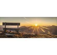 Holzbank auf einem Berg mit Blick auf den Sonnenaufgang