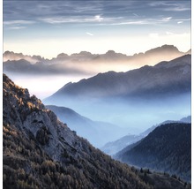 Landschaftsfoto von Bergen mit Wolken und Bäumen
