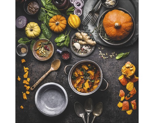 Arrangement avec des courges, des épinards, des oignons et des épices pour la préparation des aliments