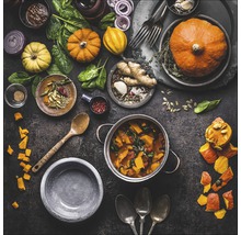 Arrangement avec des courges, des épinards, des oignons et des épices sur une surface sombre