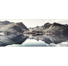 Prise de vue panoramique d''un paysage de montagne avec reflet dans l''eau