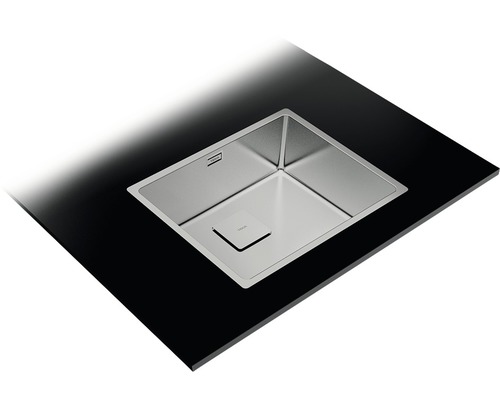 Spüle aus Edelstahl in einer schwarzen Arbeitsplatte