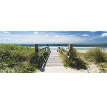 Passerelle en bois menant à la plage avec vue sur la mer