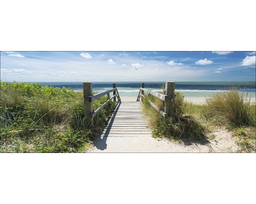 Passerelle en bois menant à la plage avec vue sur la mer