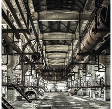 Vue intérieure d''un ancien hall industriel avec des tuyaux et des escaliers