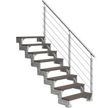Treppe mit Holzstufen und Metallgeländer