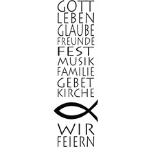 Wanddekoration mit den Wörtern Gott, Leben, Glaube, Freunde, Fest, Musik, Familie, Gebet, Kirche, einem Fischsymbol und dem Ausdruck Wir feiern