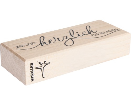 Holzstempel mit dem Schriftzug ''Ihr seid herzlich eingeladen'' und Butterer Logo