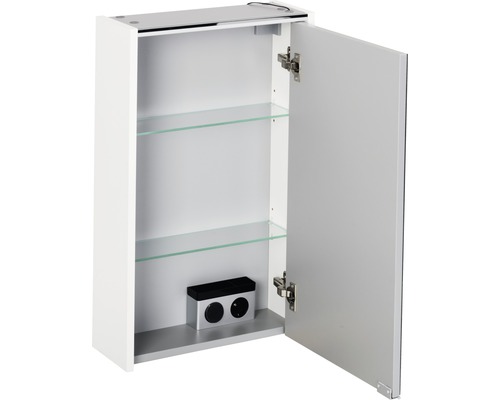 Offener weisser Spiegelschrank mit zwei Glasböden und Steckdosenelement