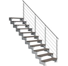 Treppe mit Metallrahmen und Geländer mit Seil