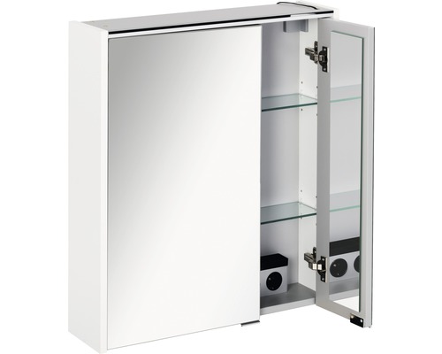 Geöffneter weißer Spiegelschrank mit Glasablagen