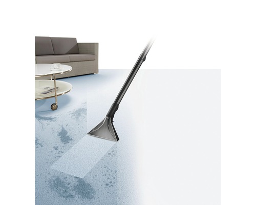 Nettoyeur de tapis en cours d''utilisation pour éliminer les taches sur une moquette