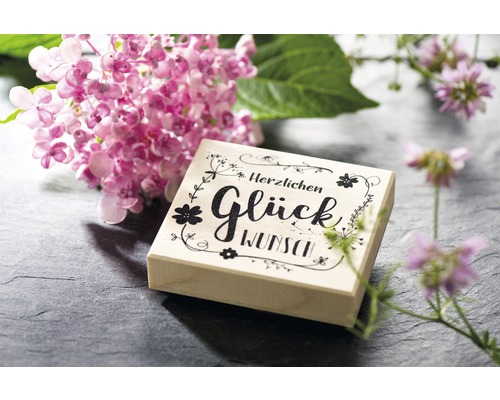 Holzkiste mit dem Schriftzug Herzlichen Glückwunsch
