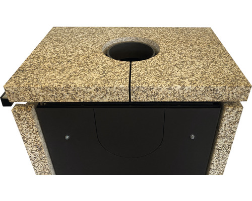 Müllbehälter aus Granit mit Einwurföffnung