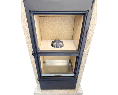 Innenansicht eines Kaminofens mit Brennraumauskleidung und Aschekasten