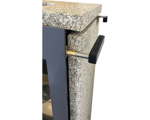 Detailansicht eines Kaminofens mit Griff zum Öffnen der Tür.