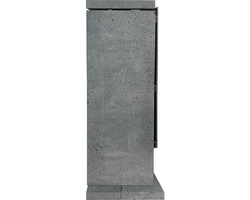 Seitenansicht eines grauen Beton-Gartenkamins