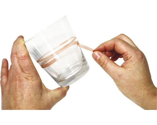 Person beklebt ein Glas mit Klebeband