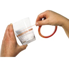 Un verre est recouvert d''adhésif double face