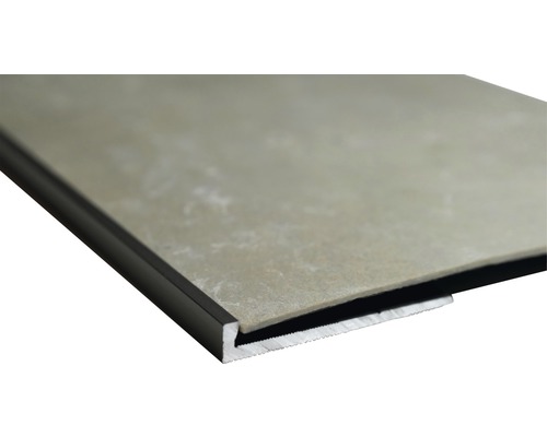 Bildausschnitt einer Bodenfliese mit Abschlussprofil