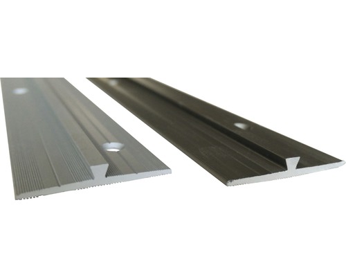 Zwei T-Schienen aus Metall mit Löchern