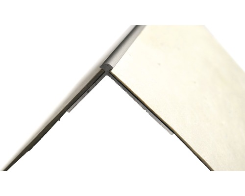 Gros plan sur deux panneaux de stratifié avec un système d''assemblage à encliqueter.