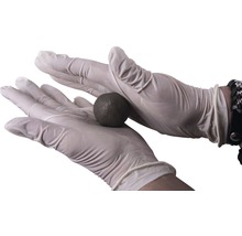 Zwei Hände in Handschuhen halten eine Kugel aus Spachtelmasse