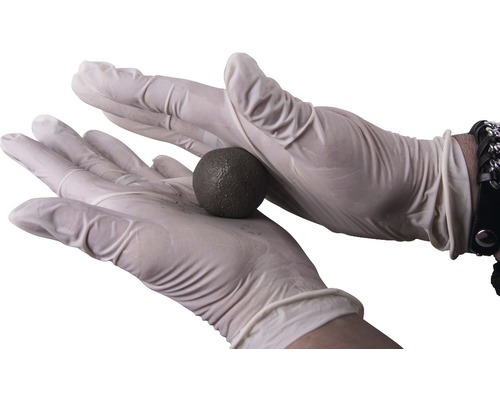 Deux mains gantées tenant une boule de mastic