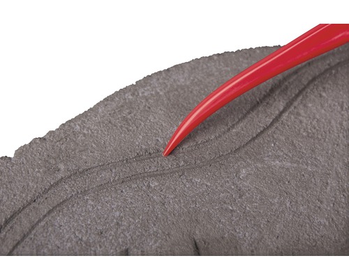 Gros plan d''un gratte-joint en train d''enlever du coulis