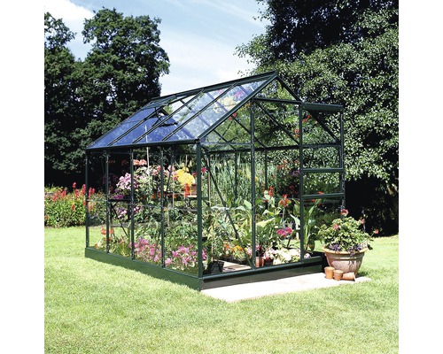 Serre avec des plantes dans le jardin.