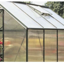 Detailansicht eines Gewächshauses mit Polycarbonatplatten und Dachfenster