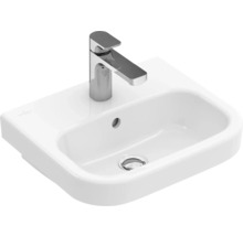 Lavabo en céramique blanche avec robinetterie