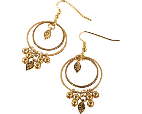 Paar goldfarbene Ohrringe mit Blätter- und Kugelanhängern