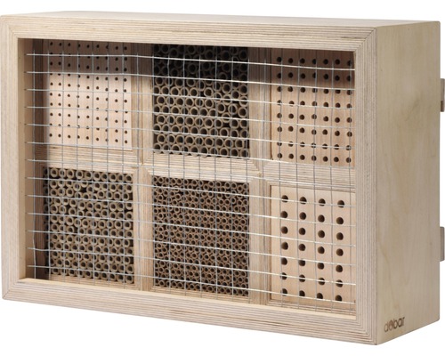Insektenhotel aus Holz mit Metallgitter