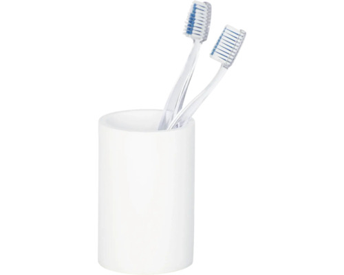 Deux brosses à dents dans un gobelet blanc