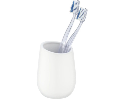 Deux brosses à dents dans un gobelet à brosse à dents