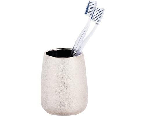 Brosses à dents dans un gobelet à brosse à dents