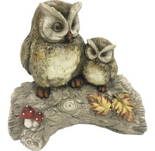 Figurines décoratives de hiboux sur une souche d''arbre avec des feuilles et des champignons