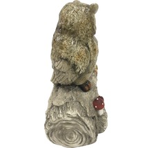 Figurine de hibou sur une souche d''arbre avec champignon comme décoration de jardin