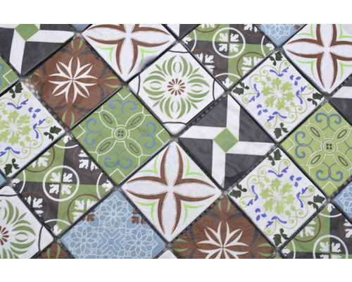 Mosaikfliesen mit floralen Mustern