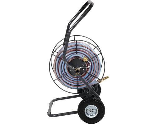 Schlauchtrommel mit Rädern und Wasserschlauch