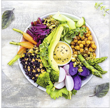 Teller mit Gemüse wie Avocado, Karotten, Radieschen, Brokkoli, Spargel, Reis und Kichererbsen
