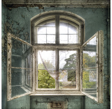 Fenêtre ouverte dans une pièce abandonnée avec de la peinture écaillée.